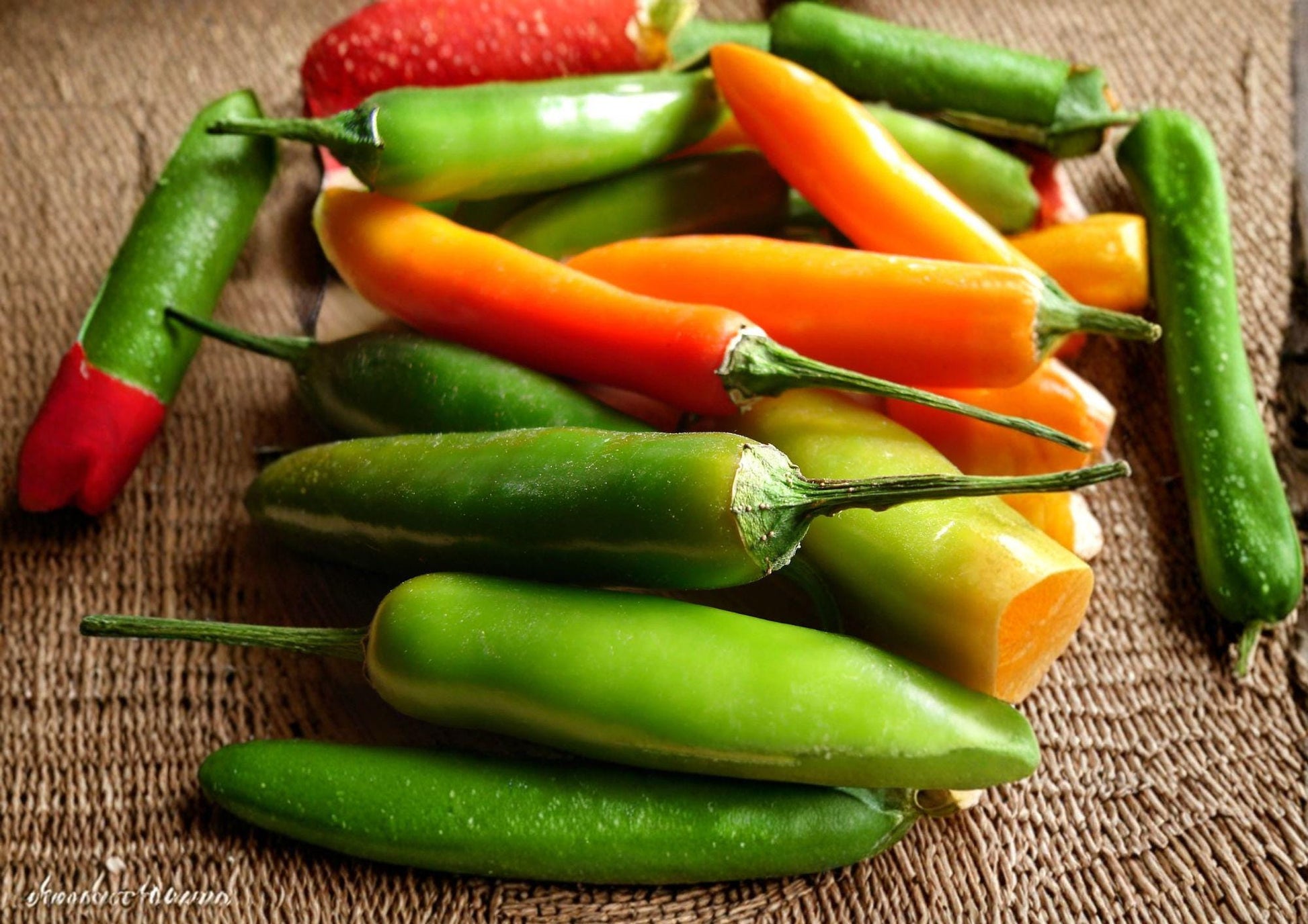 Barker Hot Pepper Seeds - New Mexico Chili - Medium Heat - 25 Heirloom Seeds - Ideal for Garden Growing - Capsicum annuum